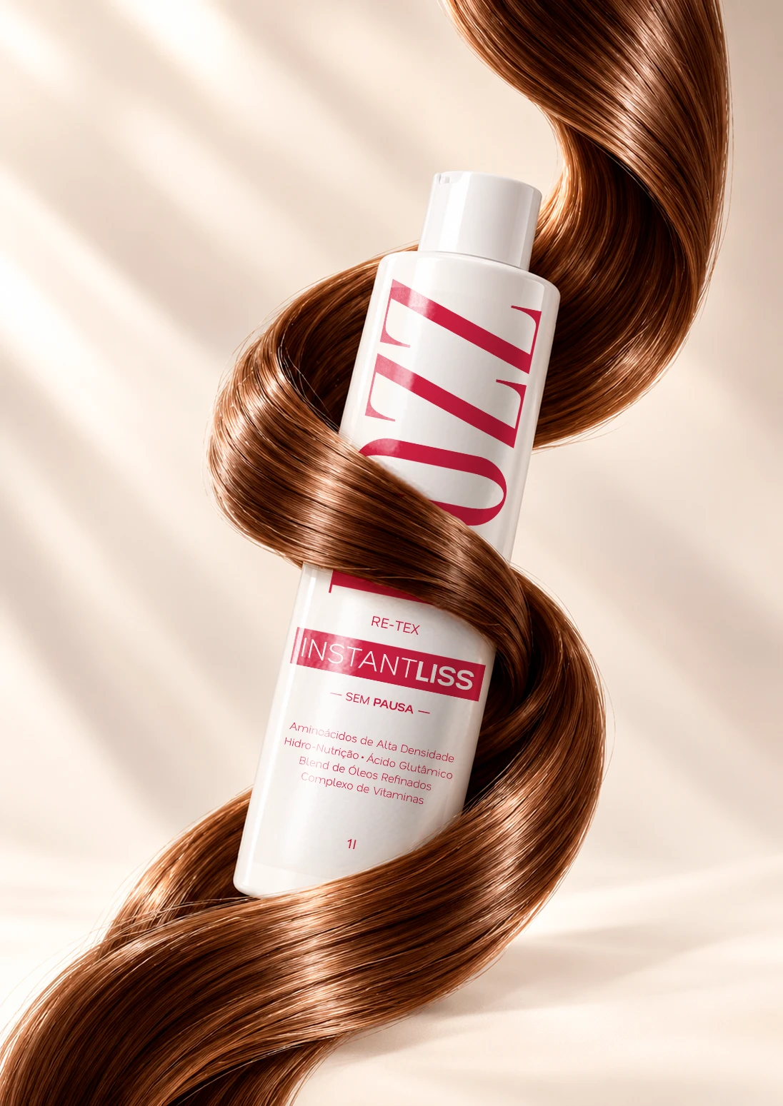 Frasco de 1 litro do InstantLiss envolvido por uma mecha de cabelo liso e brilhante.